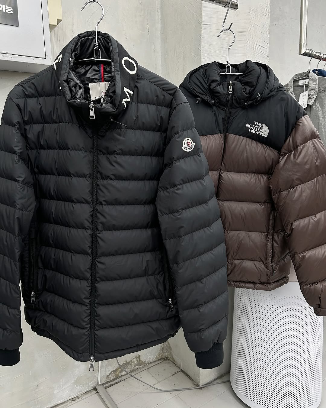 Photo by 도조 홍대 빈티지샵 on November 16, 2025. May be an image of goosedown coat, fur coat, jacket, parka, fleece and text.