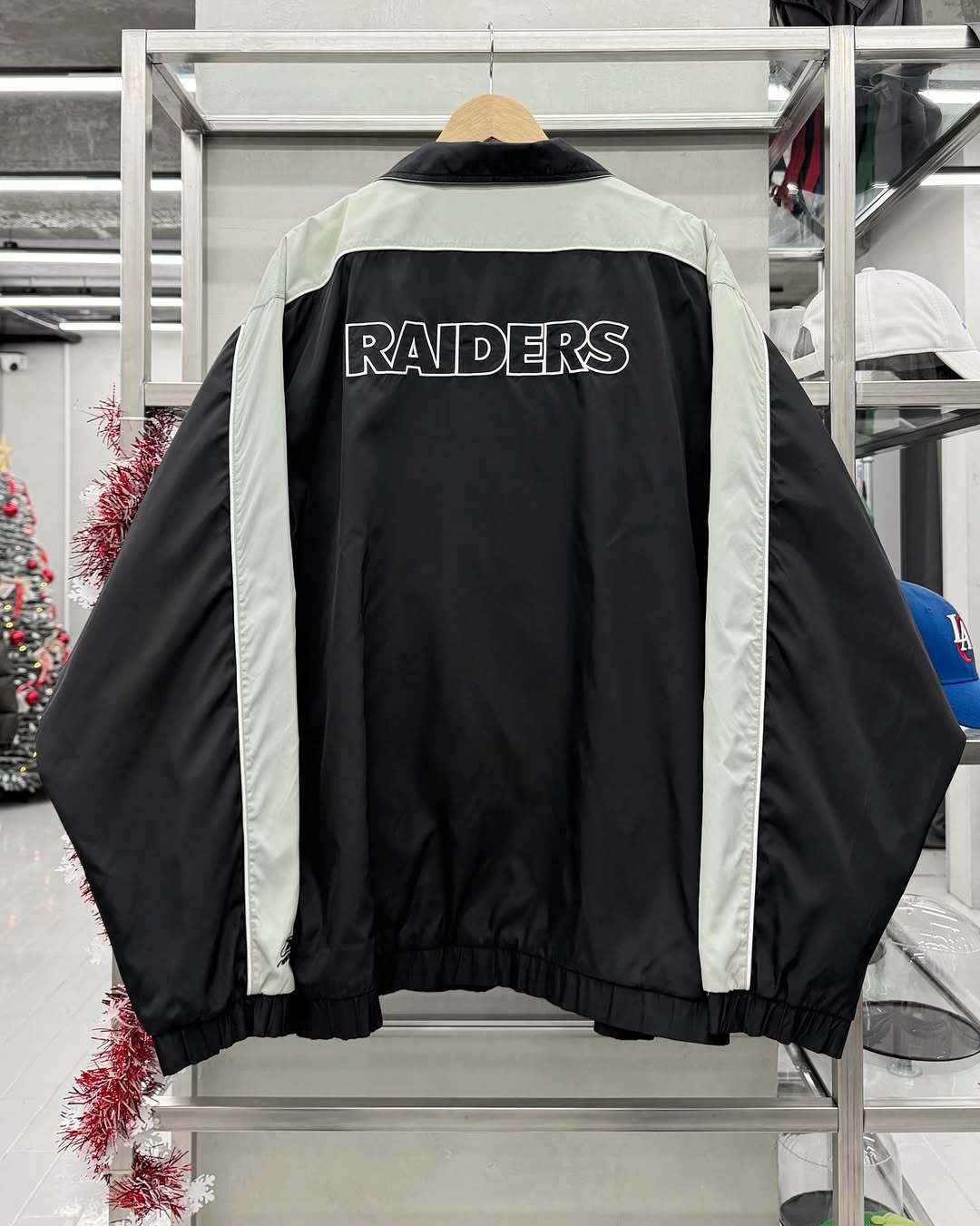 Photo by 도조 홍대 빈티지샵 on January 13, 2026. May be an image of flight jacket, coat, fleece, parka and text that says 'RAIDERS ERS'.