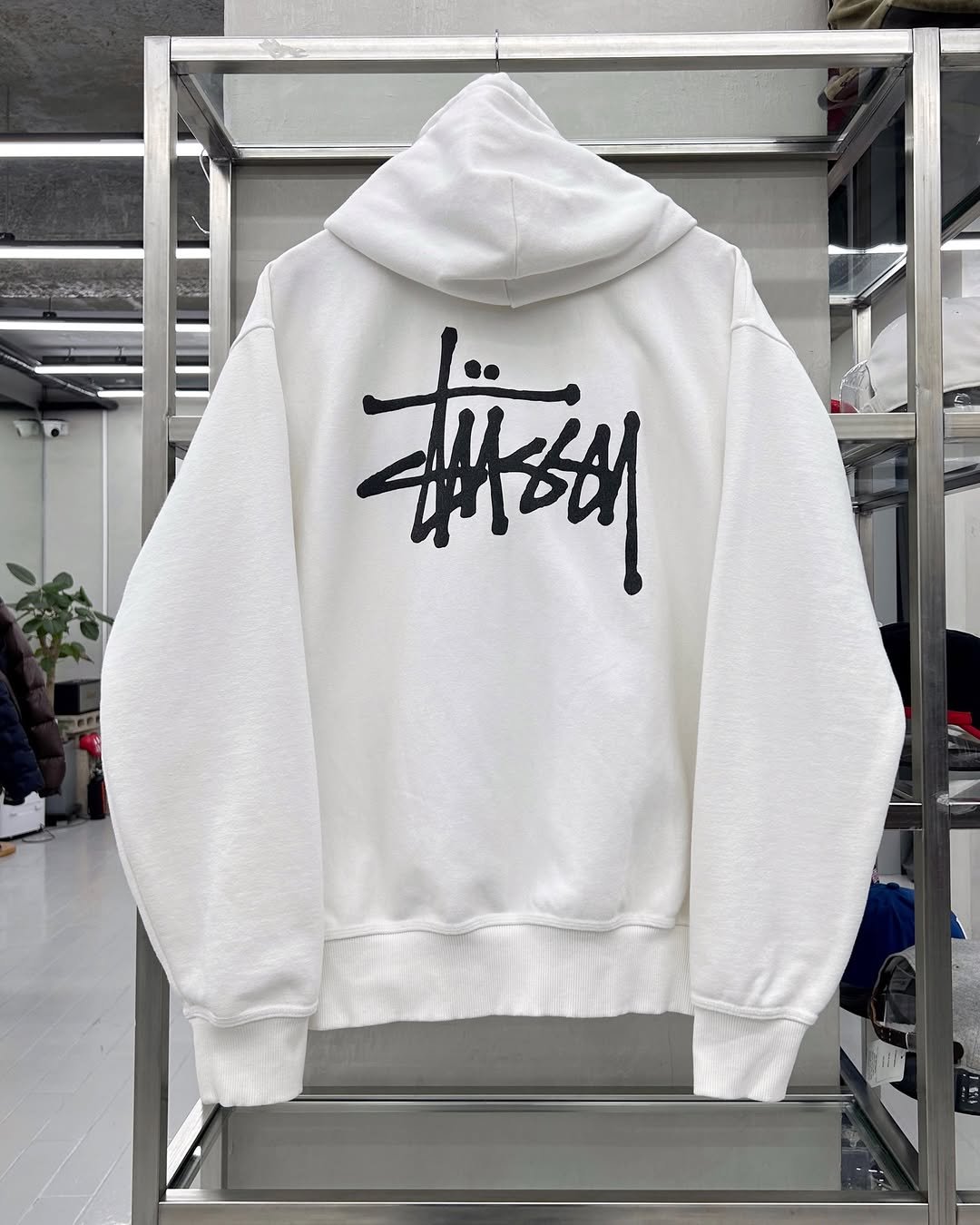 Photo by 도조 홍대 빈티지샵 on November 28, 2025. May be an image of sweatshirt, parka, jacket, fleece and text.