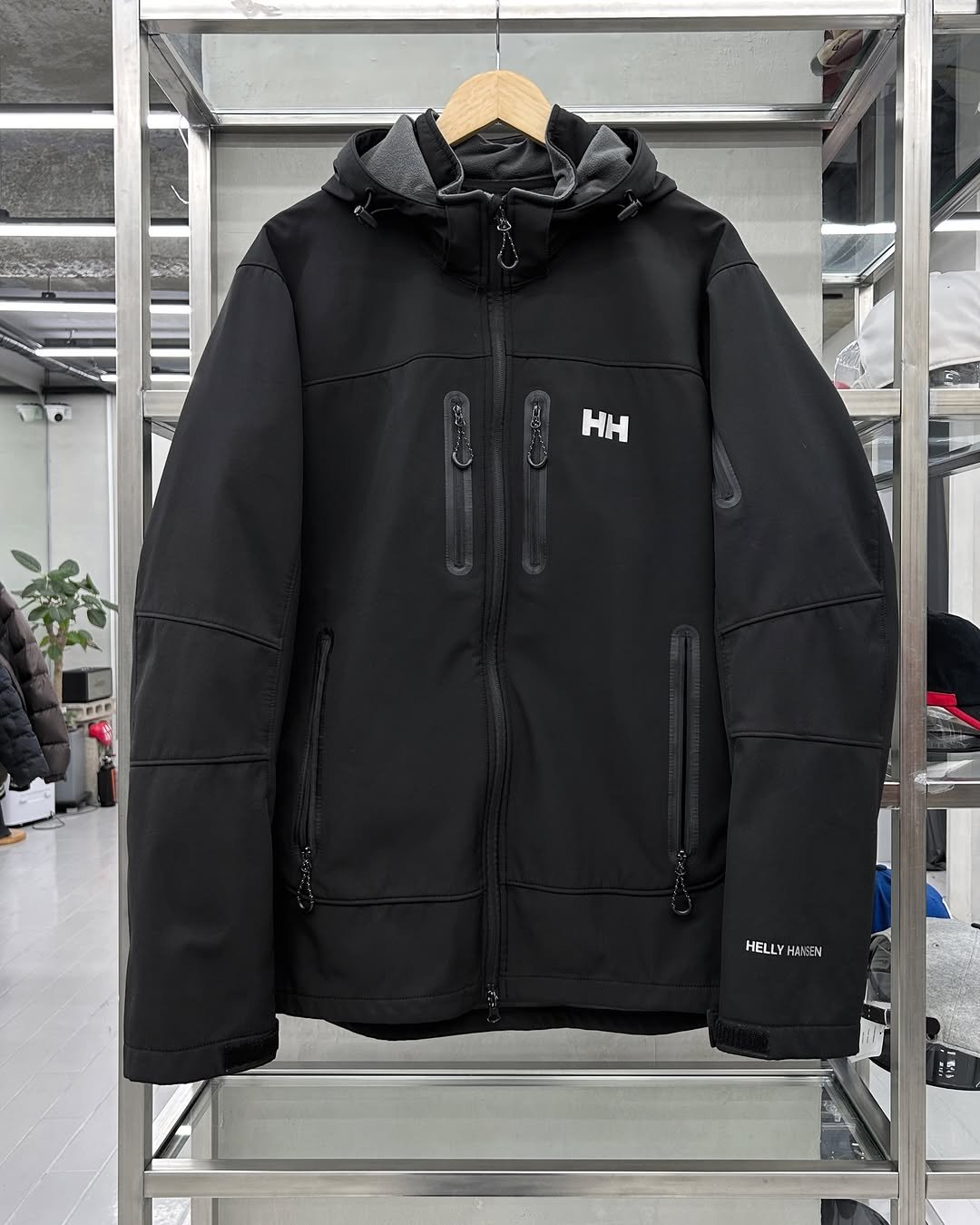 Photo by 도조 홍대 빈티지샵 on November 28, 2025. May be an image of duffle coat, goosedown coat, raincoat, jacket, parka, fleece and text that says 'HΗ HELLY HELLYHANE HAREEN'.