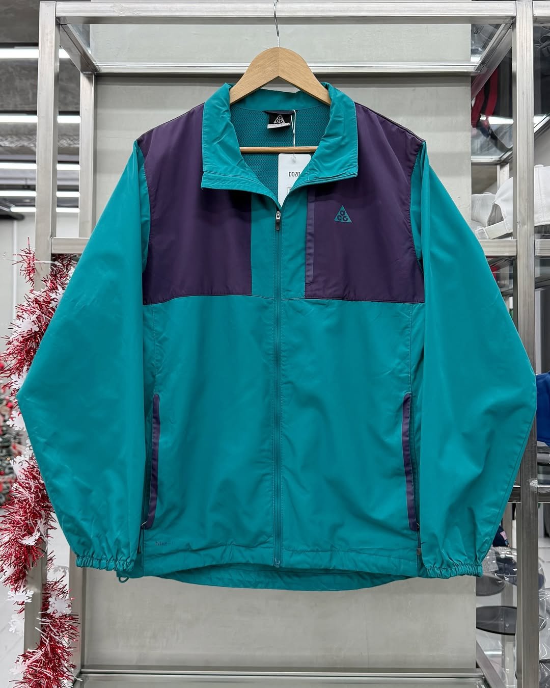 Photo by 도조 홍대 빈티지샵 on January 13, 2026. May be an image of raincoat, fleece, sportswear, jacket, parka and text.