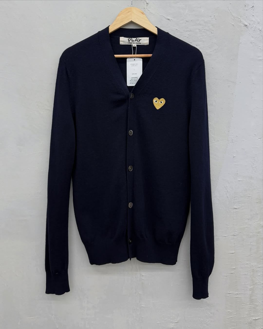 Photo by 도조 홍대 빈티지샵 on April 07, 2026. May be an image of sweater, fleece, cardigan and text.