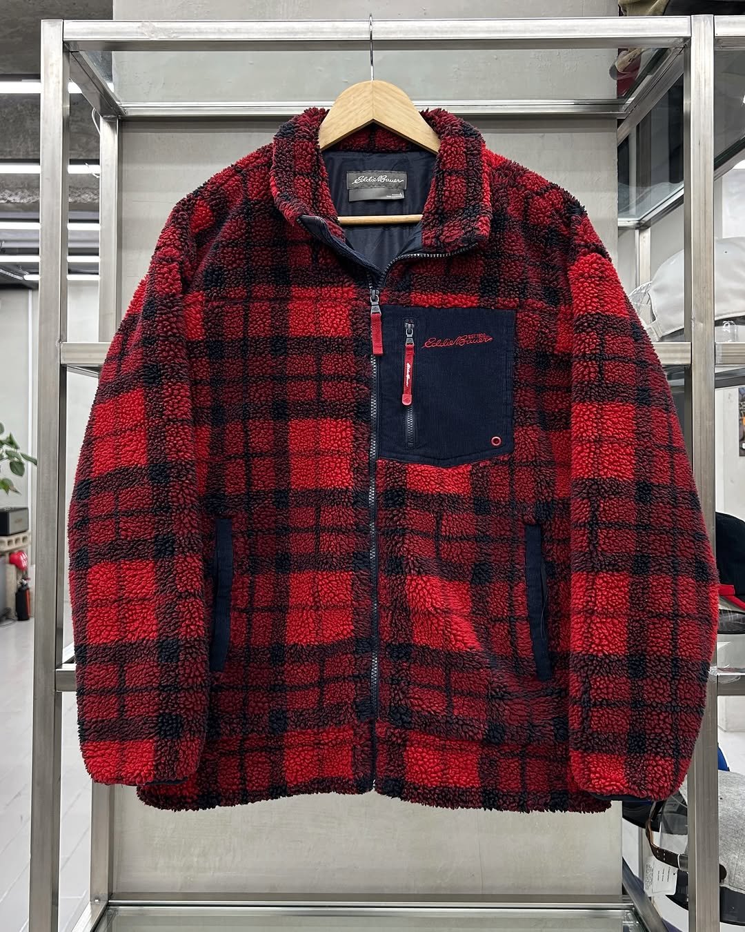 Photo by 도조 홍대 빈티지샵 on November 28, 2025. May be an image of duffle coat, goosedown coat, fleece, jacket, parka, flannel and text.