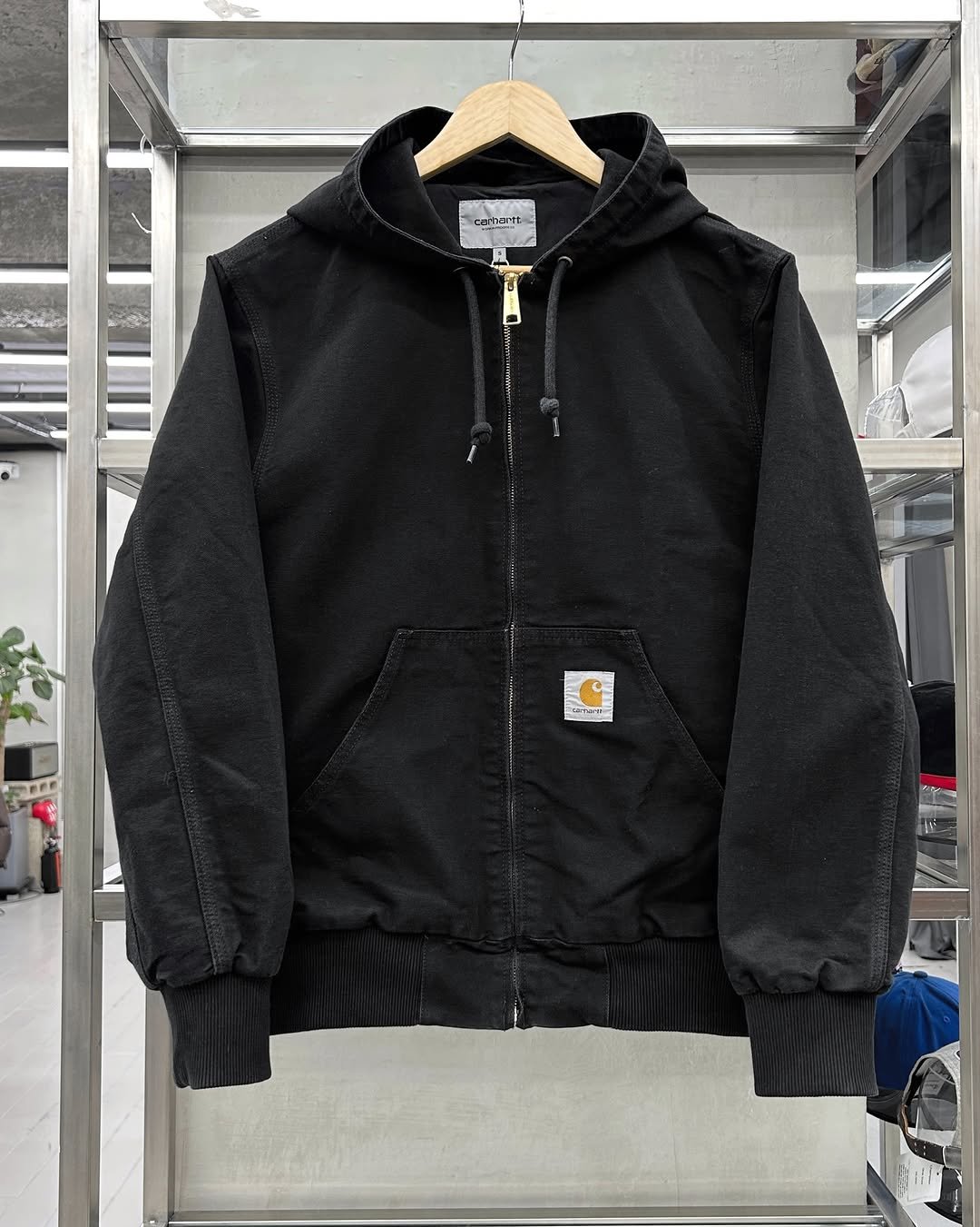 Photo by 도조 홍대 빈티지샵 on November 28, 2025. May be an image of fleece, parka, flight jacket and text.