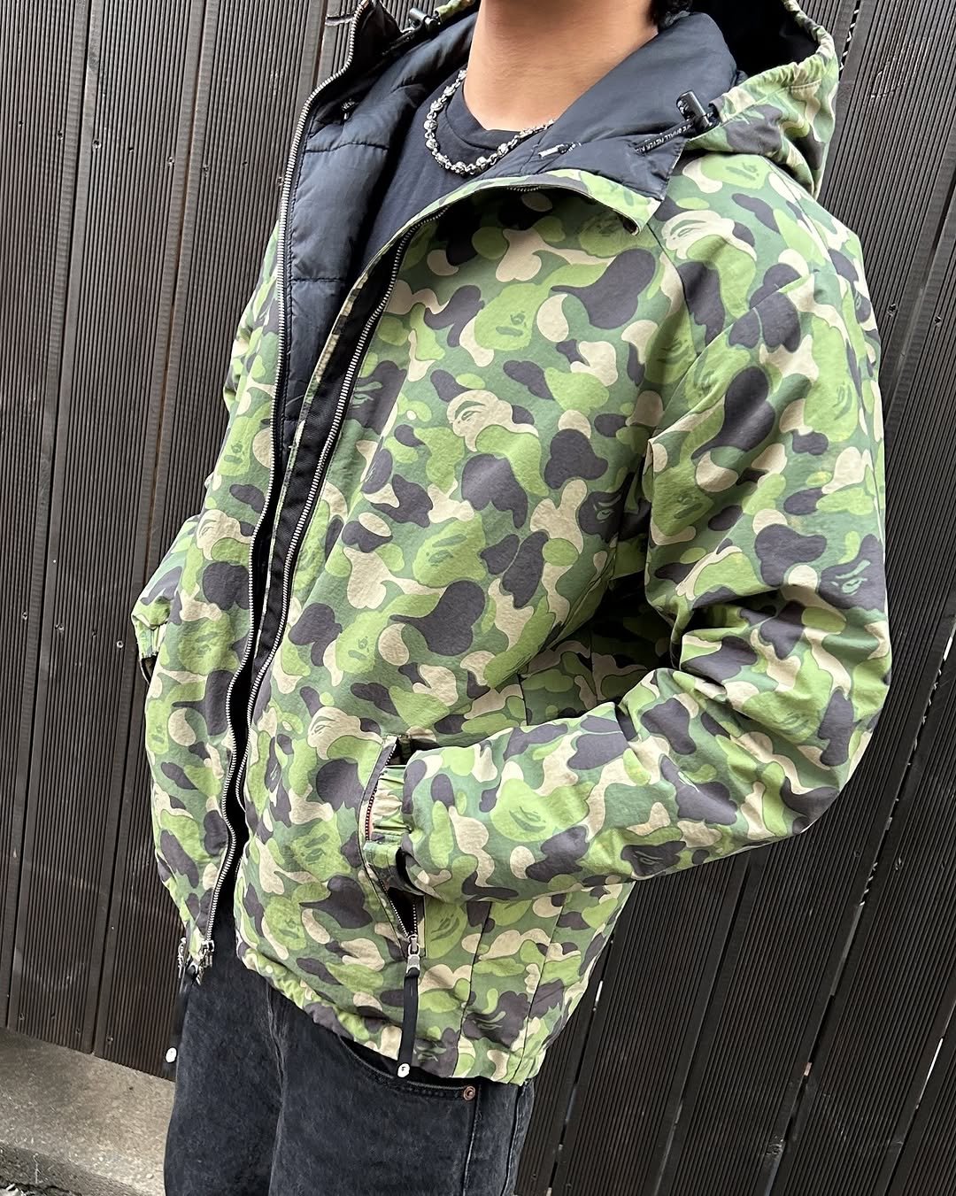 Photo by 도조 홍대 빈티지샵 on November 07, 2025. May be an image of duffle coat, jacket, parka, fleece and text.