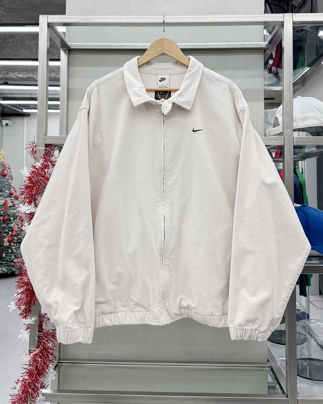 Photo by 도조 홍대 빈티지샵 on January 13, 2026. May be an image of coat, fleece, jacket, parka and text.