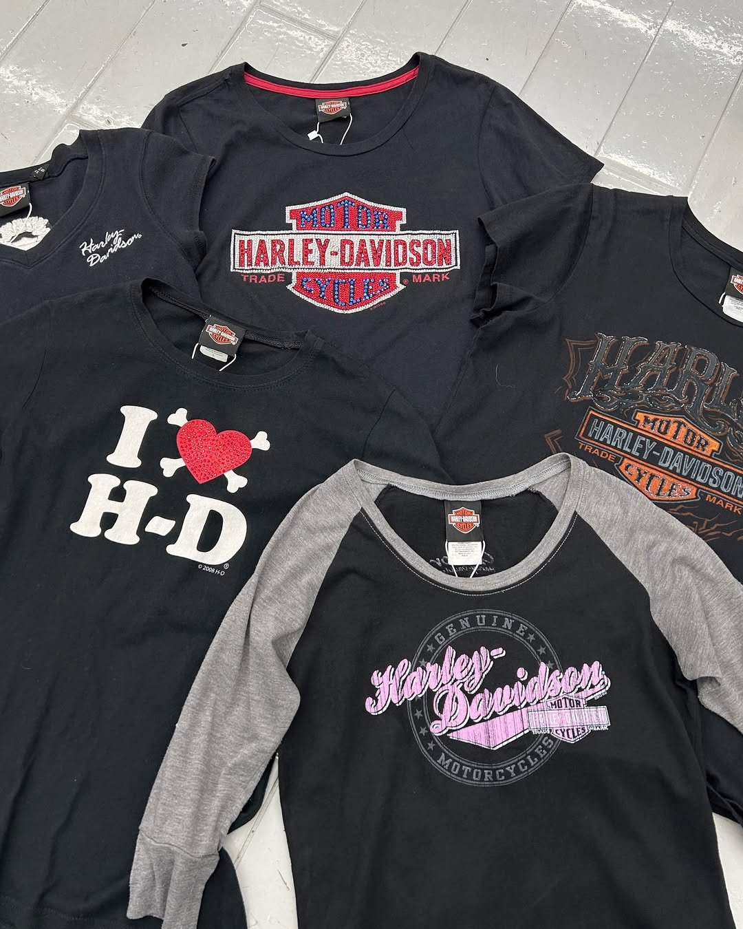 Photo by 도조 홍대 빈티지샵 on April 06, 2026. May be a graphic of softball, sweatshirt and text.