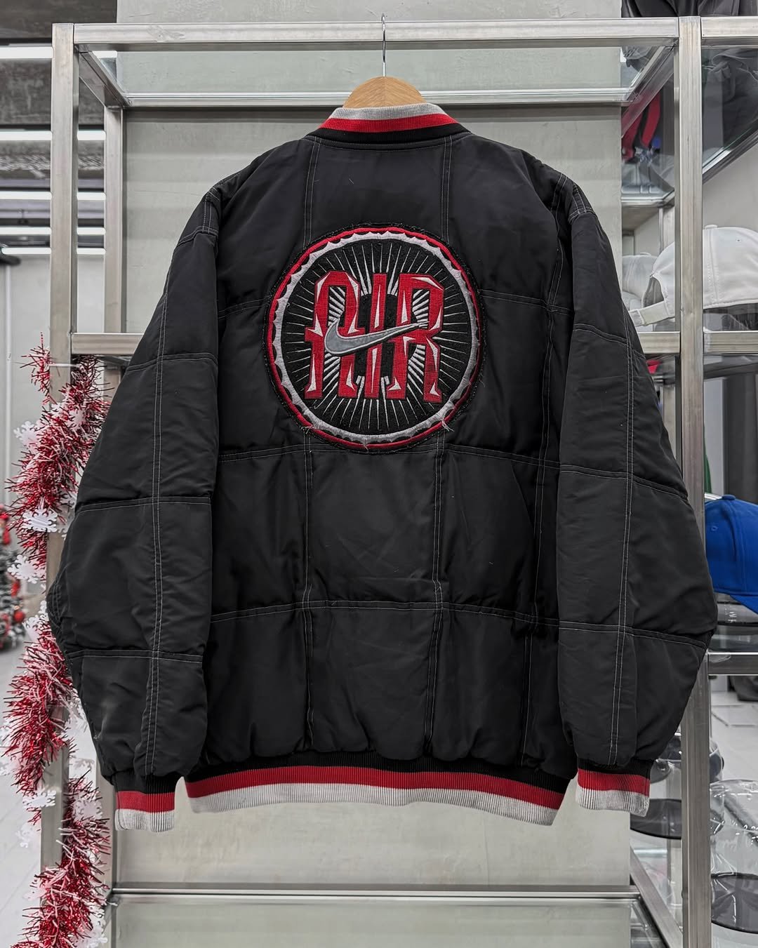 Photo by 도조 홍대 빈티지샵 on January 13, 2026. May be an image of goosedown coat, fur coat, parka, flight jacket, fleece and text.