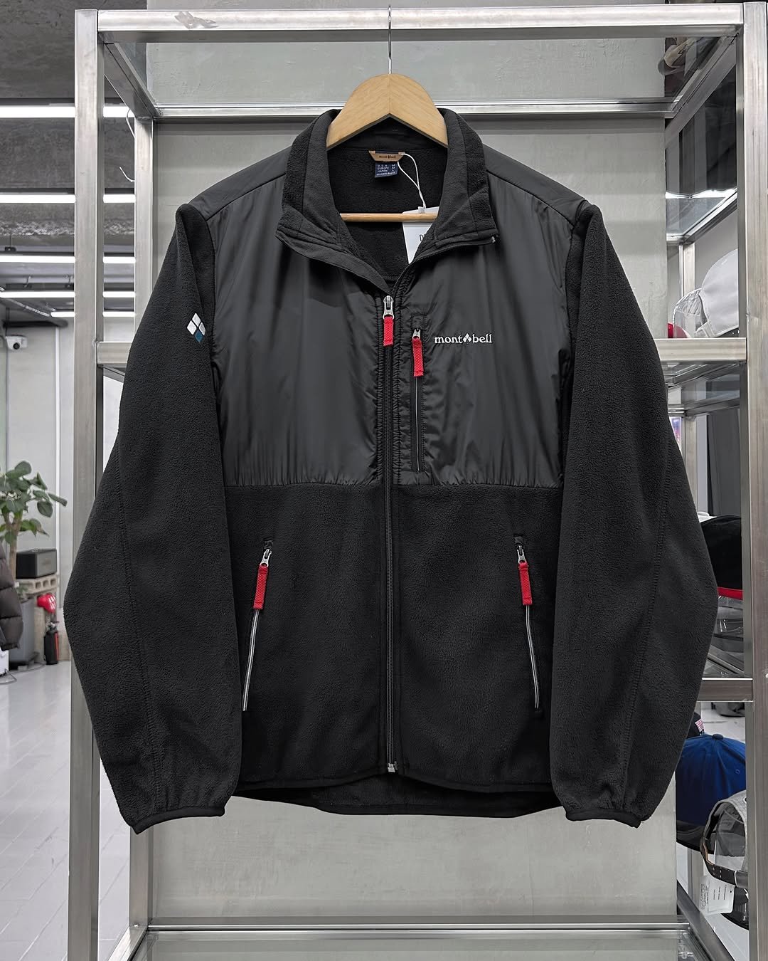 Photo by 도조 홍대 빈티지샵 on November 28, 2025. May be an image of goosedown coat, sportswear, parka, flight jacket, fleece and text that says 'montebell bell mont DED 0소 12'.