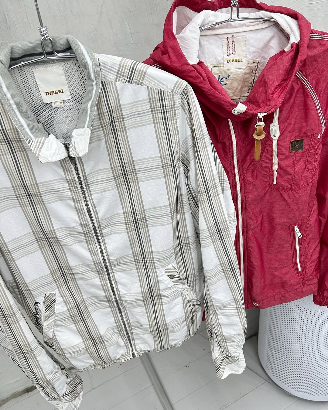 Photo by 도조 홍대 빈티지샵 on April 03, 2026. May be an image of parka, raincoat, drawstring, jacket and text.