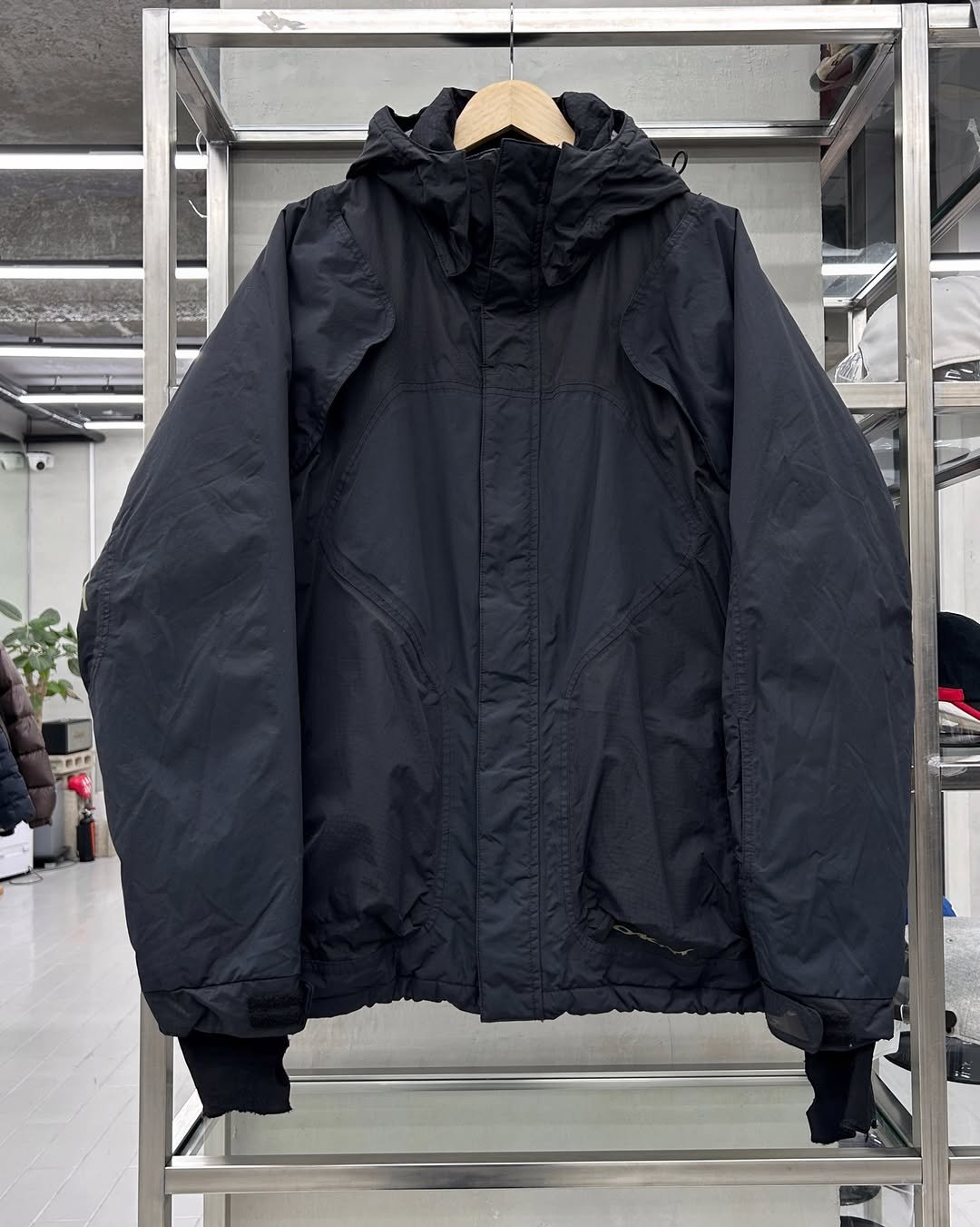 Photo by 도조 홍대 빈티지샵 on November 28, 2025. May be an image of goosedown coat, flight jacket, fleece, raincoat, parka and text.