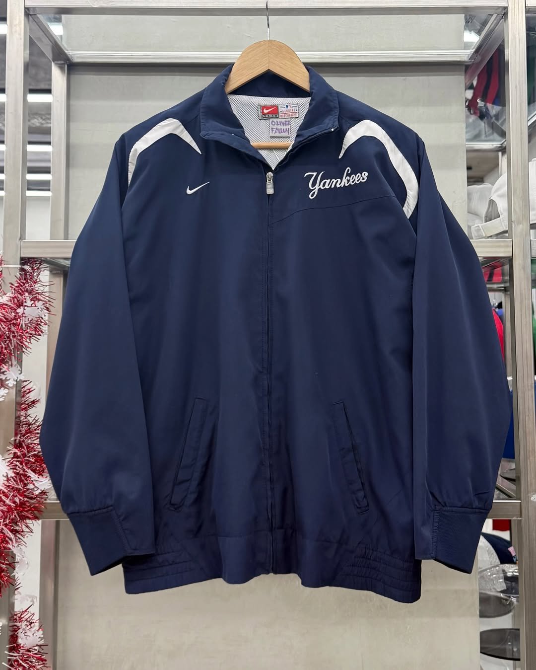 Photo by 도조 홍대 빈티지샵 on January 13, 2026. May be an image of jacket, fleece, sportswear, parka and text.