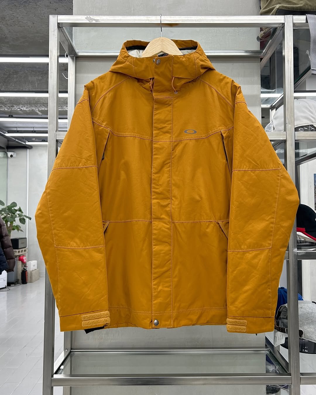 Photo by 도조 홍대 빈티지샵 on November 28, 2025. May be an image of goosedown coat, jacket, raincoat, parka and text.