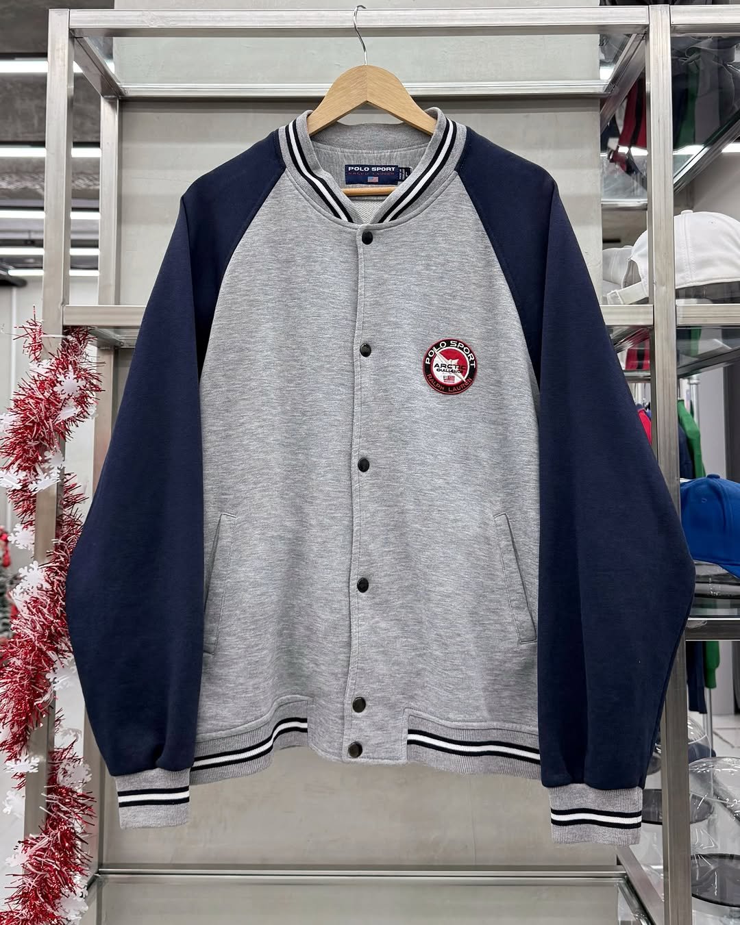 Photo by 도조 홍대 빈티지샵 on January 13, 2026. May be an image of coat, fleece, flight jacket and text.