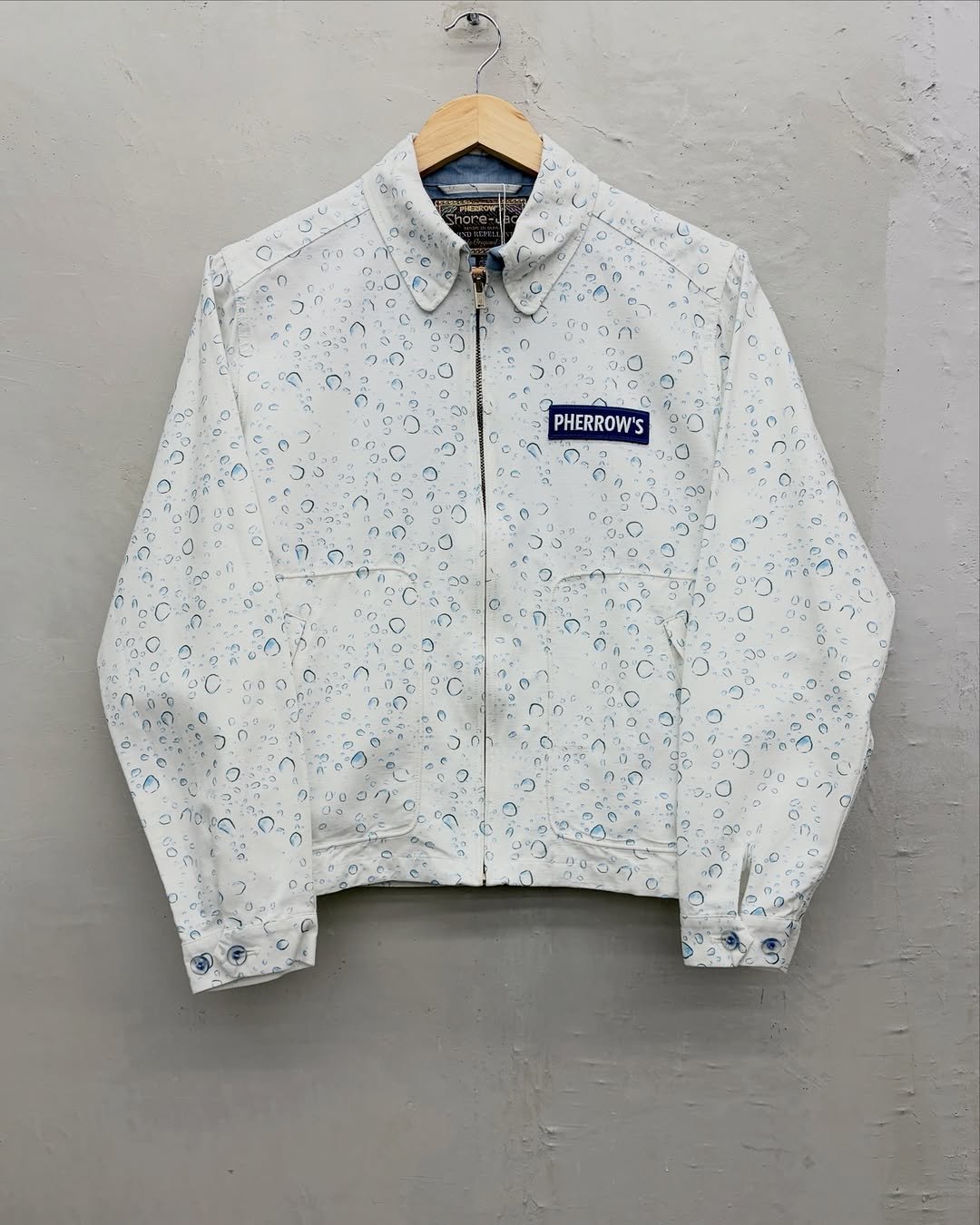 Photo by 도조 홍대 빈티지샵 on April 19, 2026. May be an image of fleece, jacket, raincoat, parka and text.