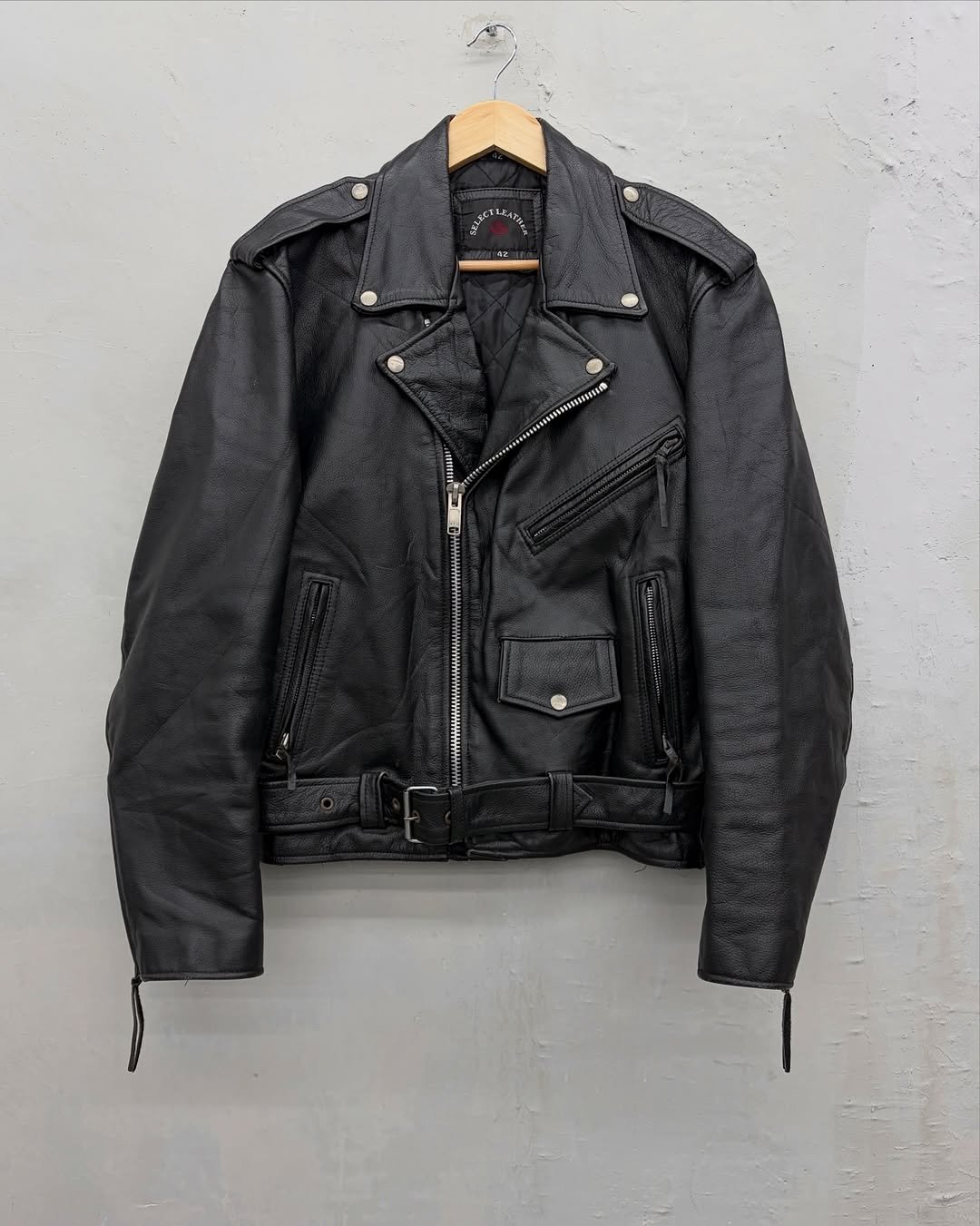 Photo by 도조 홍대 빈티지샵 on April 12, 2026. May be an image of leather, jacket and text.