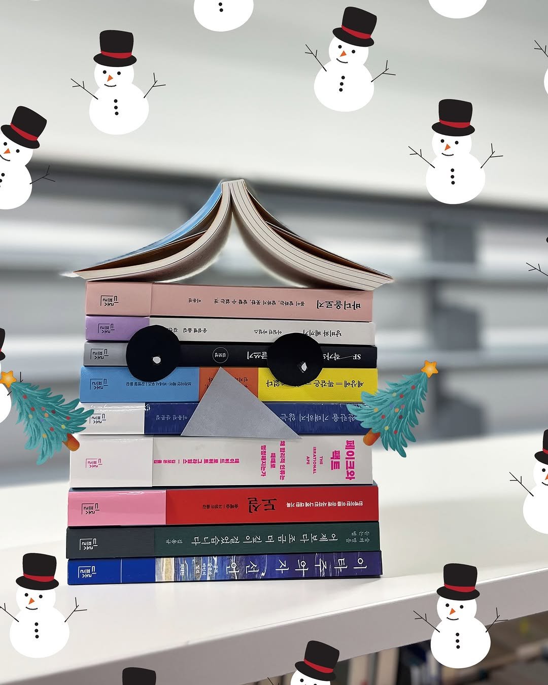 Photo by 디플롯 on December 23, 2025. May be an image of snowman, book and text.