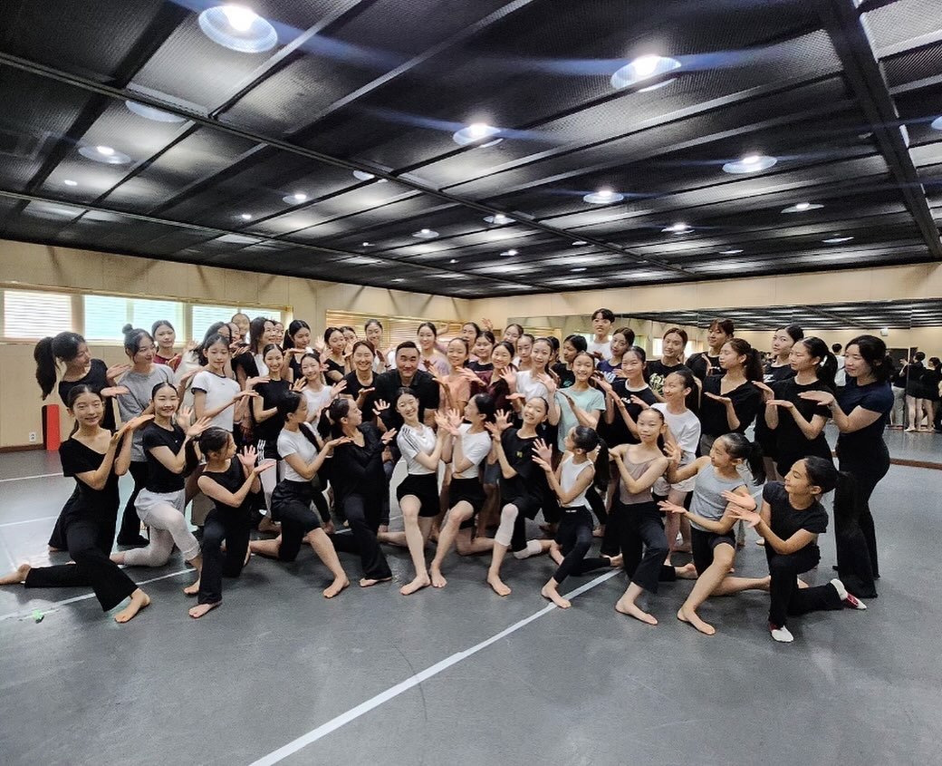 Photo shared by 홍 정기 on August 10, 2025 tagging @ra.sinae, @jungs_ballet_academy, and @fisico_j. May be an image of 3 people, people performing martial arts and text.