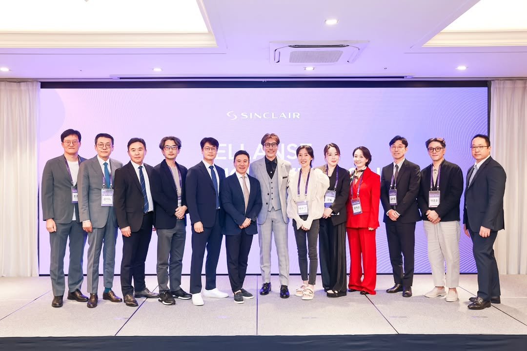 Photo shared by 박수연 on September 28, 2025 tagging @tae_plastic_surgery, @youngmin_park_2798, @dr.giwoong_hong, @sinclair_kr, and @dr.lyzbelle. May be an image of 13 people, people standing, suit, dinner jacket and text that says '2s SSINCLAIR MARA'.