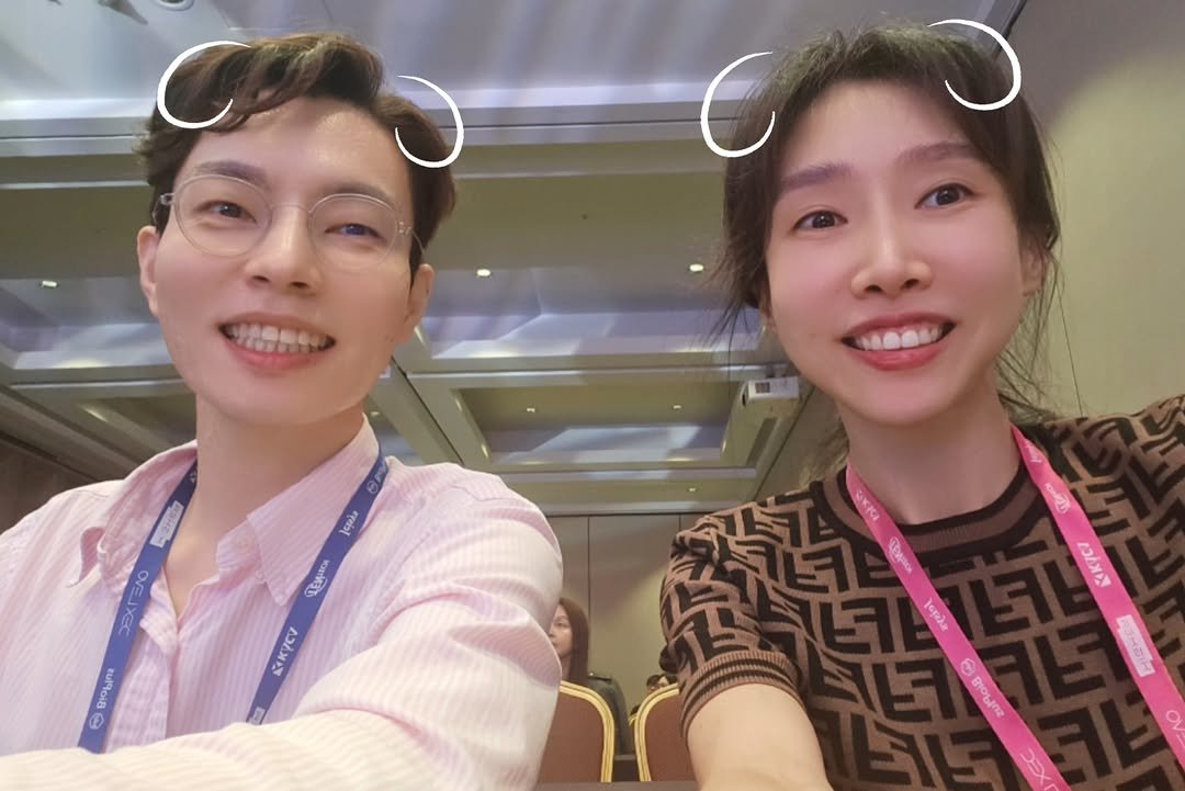 Photo shared by 박수연 on November 10, 2025 tagging @sblueblood. May be a selfie of one or more people, hair, people smiling and text.