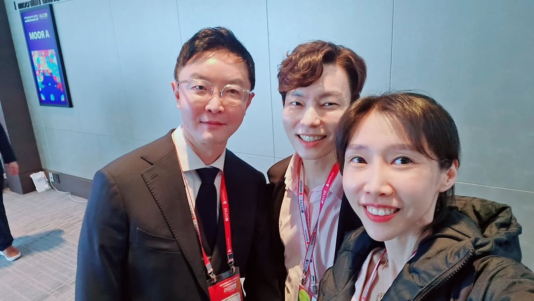 Photo shared by 박수연 on November 02, 2025 tagging @sblueblood, @dr.taehwan_ahn, and @iclascongress. May be an image of one or more people, suit and text.