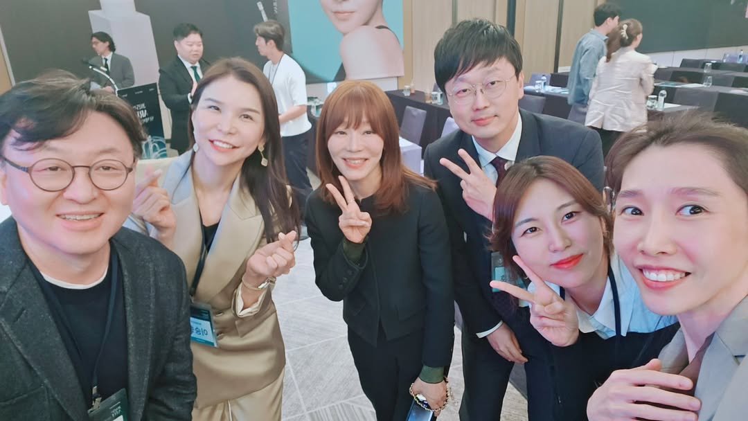 Photo shared by 박수연 on May 17, 2025 tagging @nice_dr_parmani, @rejuran.official, @pharmaresearch_official, and @dr.so.vely. May be a selfie of suit.