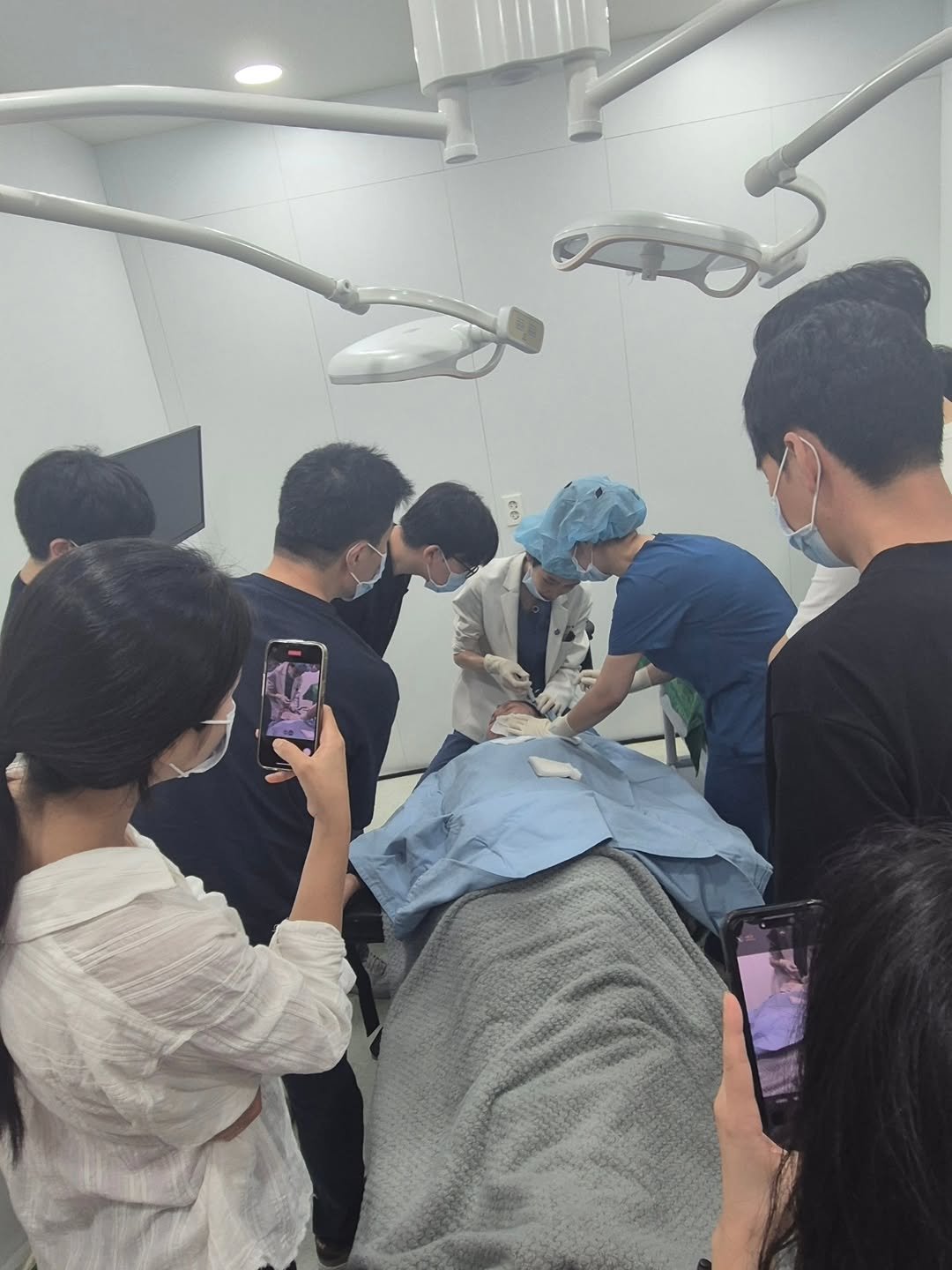Photo by 박수연 in 메이드영성형외과 with @s_hyeonmin2, @facialbone, and @sinclair_kr. May be an image of 7 people, hospital and text.