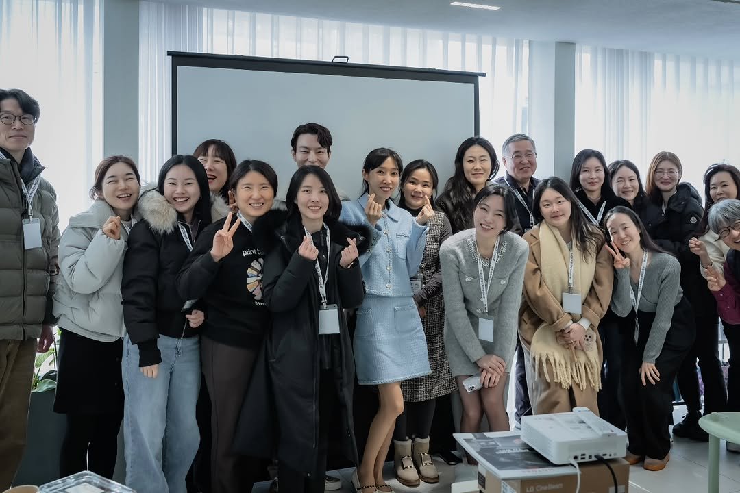Photo by 박수연 on February 01, 2026. May be an image of one or more people, people standing, office and text.