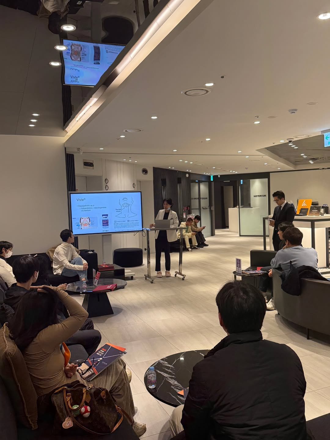 Photo by 박수연 on October 29, 2025. May be an image of studying, lighting, office and text.