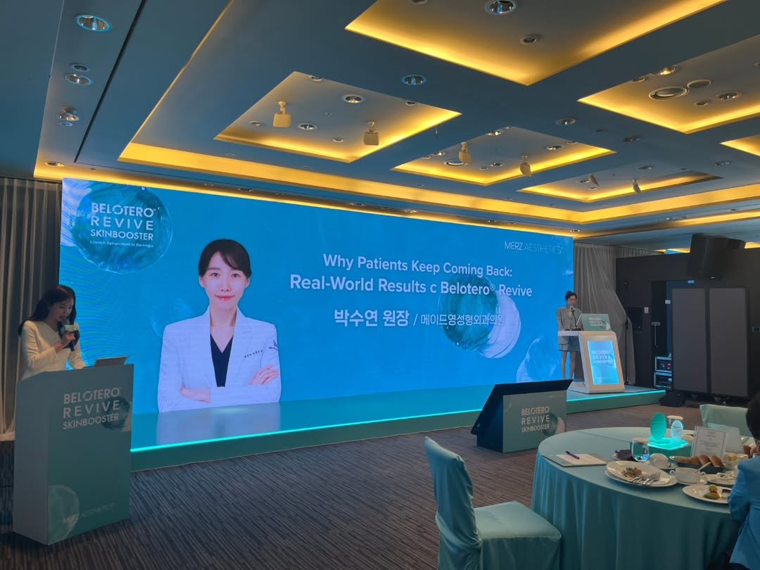 Photo shared by 박수연 on July 05, 2025 tagging @merzaesthetics, @merzaesthetics_kr, and @belotero_revive. May be an image of 4 people, lighting, screen, dais and text that says 'ی BELOTERO REVIVE SKINBOOSTER Lancs LmpeSTER Mou VERZAESTHENES Why Patients Keep Coming Back: Real-World Results Belotero Belotero-Revive Revive 박수연 원장 /메이드 /메이드영성형외과의무 BELOTERO REVI SKINBOOSTER REVIVE'.