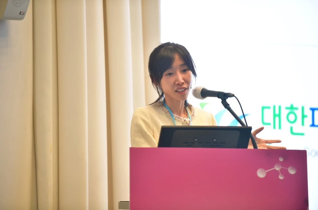 Photo by 박수연 on January 30, 2026. May be an image of microphone and text that says '地'.