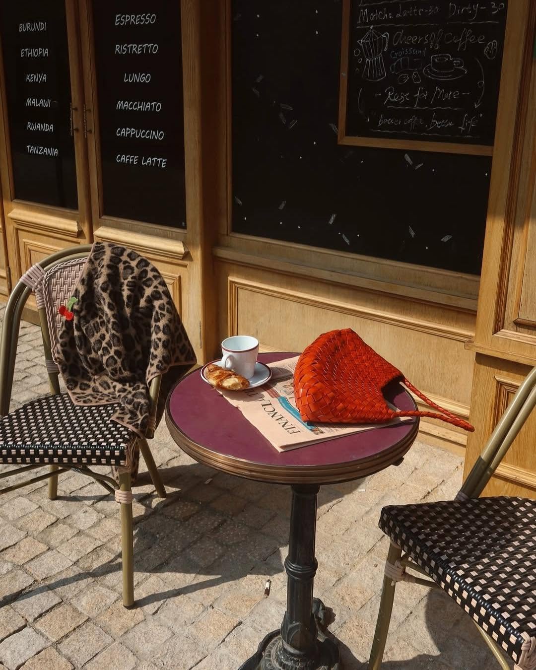 dragon.diffusion 게시물 이미지: Mood of the day: Parisian bistro, ray of...