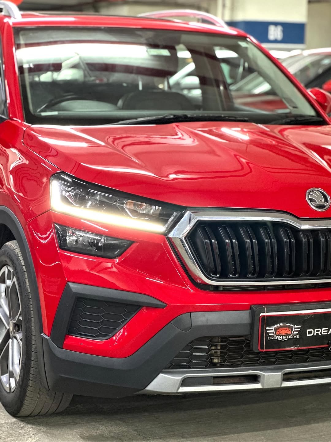 Photo by DREAM & DRIVE on November 09, 2025. May be an image of minivan, wheel, sedan and text.