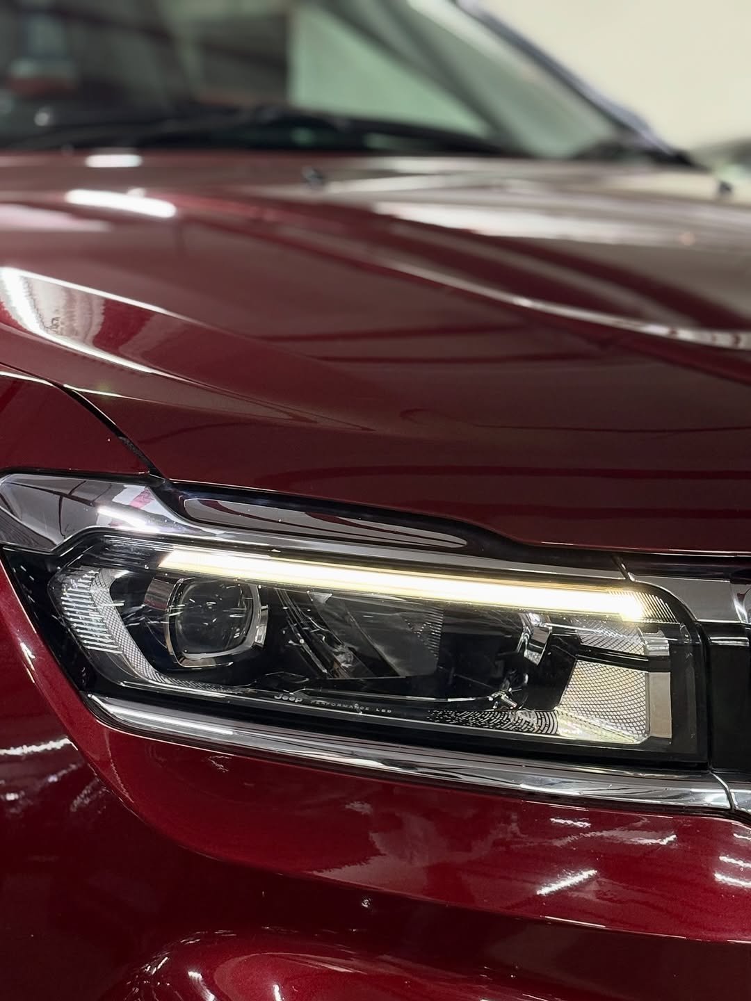 Photo by DREAM & DRIVE on November 14, 2025. May be an image of jeep, lighting, car, minivan, windshield and text.