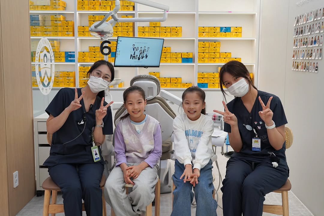 dreaming_dentalclinic_misa 게시물 이미지: 수아지아 쌍둥이 자매가 뽑은 최애 선생님들과 함께🦷💛 교정진료를 받으러 올 때마다...