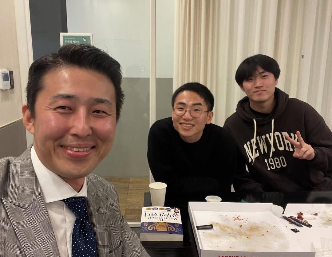 Photo by 이윤규 on December 20, 2025. May be an image of one or more people and text.