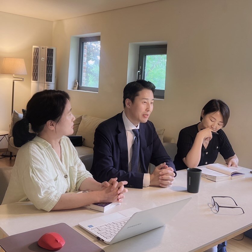 Photo by 이윤규 on November 10, 2025. May be an image of one or more people, people studying, suit, bureau, office and text.