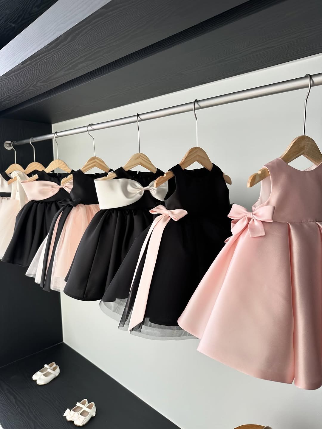 Photo by 위룸 Oui room l  돌드레스 돌드레스대여 돌잔치드레스 돌정장 주니어드레스 on November 10, 2025. May be an image of overskirt, clothes hanger, dress, rack and text.