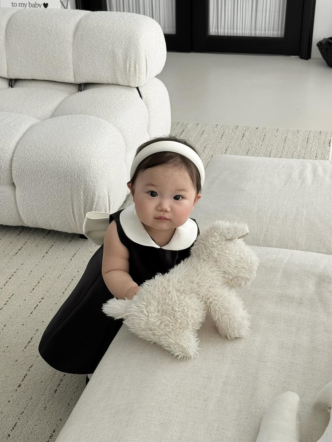 Photo by 위룸 Oui room l  돌드레스 돌드레스대여 돌잔치드레스 돌정장 돌수트 화동드레스 주니어드레스 on February 22, 2026. May be an image of baby, sleepwear, baby bed, carpet and text.