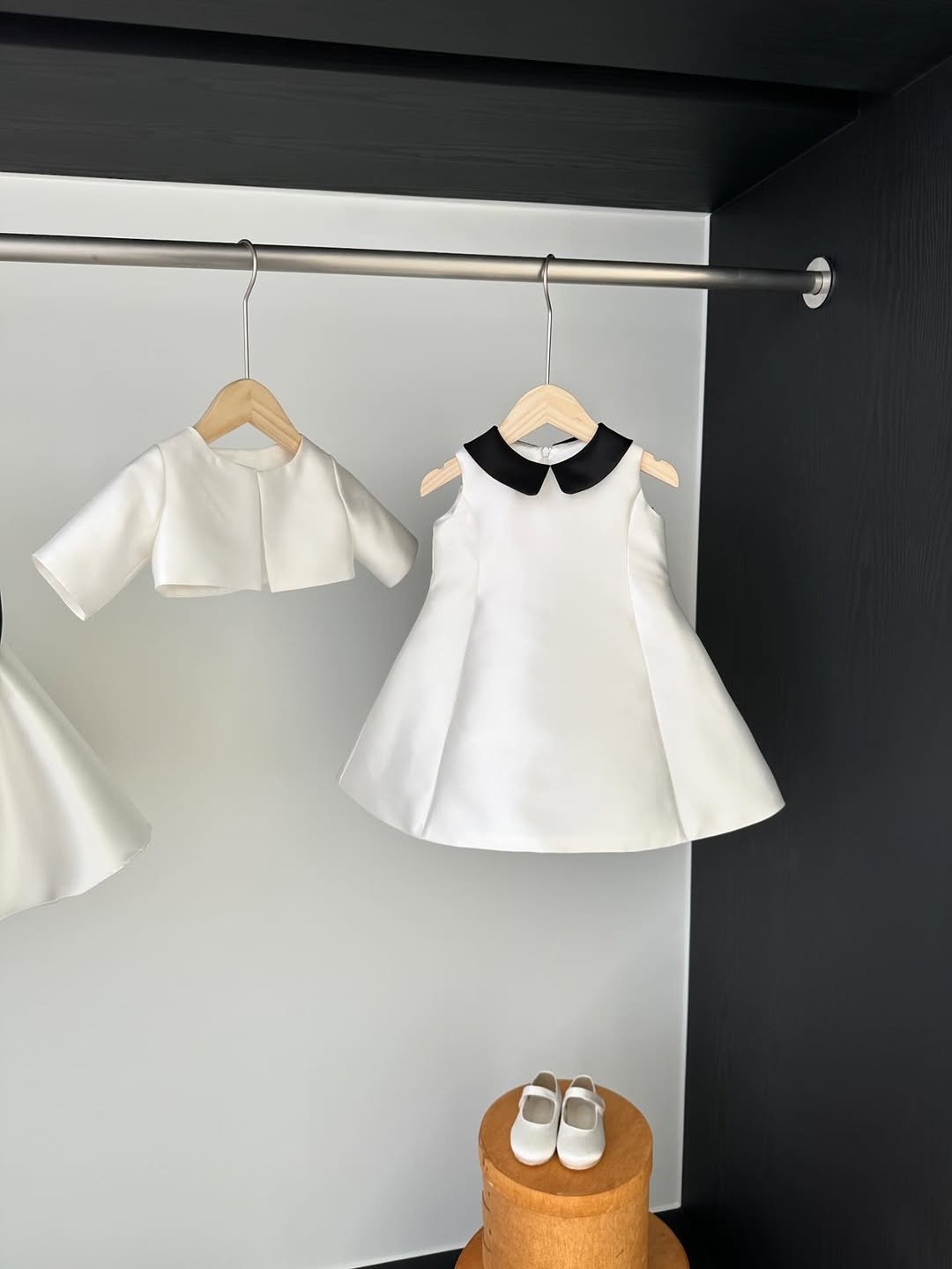 Photo by 위룸 Oui room l  돌드레스 돌드레스대여 돌잔치드레스 돌정장 주니어드레스 in 동탄2신도시. May be an image of clothes hanger, rack, overskirt and text.