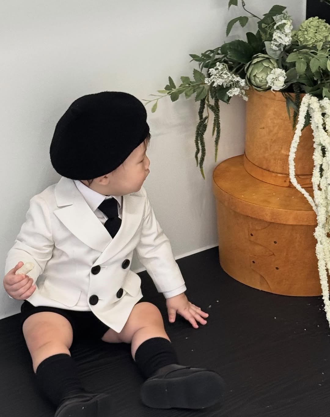Photo by 위룸 Oui room l  돌드레스 돌드레스대여 돌잔치드레스 돌정장 돌수트 화동드레스 주니어드레스 on March 20, 2026. May be an image of baby, beret, suit, baby shoes, bowtie, bowler hat, blazer and text.