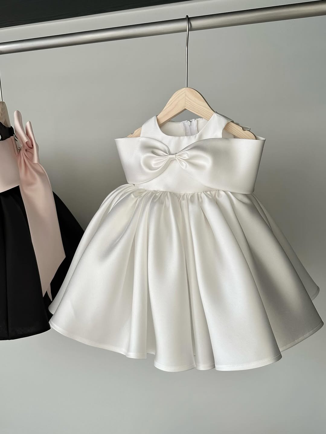 Photo by 위룸 Oui room l  돌드레스 돌드레스대여 돌잔치드레스 돌정장 주니어드레스 on November 10, 2025. May be an image of bow, dress and text.