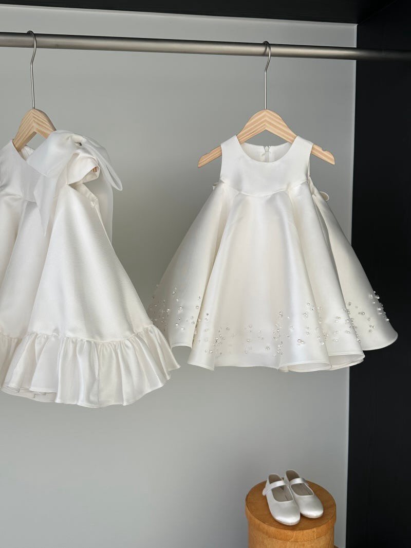 Photo by 위룸 Oui room l  돌드레스 돌드레스대여 돌잔치드레스 돌정장 돌수트 화동드레스 주니어드레스 on February 22, 2026. May be an image of clothes hanger and text.