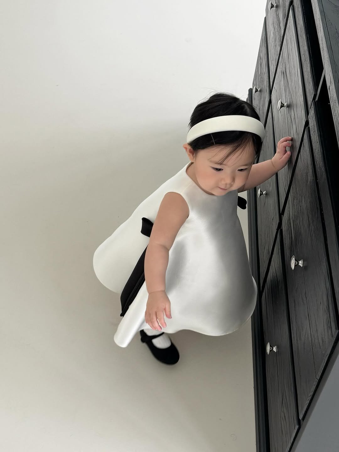 Photo by 위룸 Oui room l  돌드레스 돌드레스대여 돌잔치드레스 돌정장 돌수트 화동드레스 주니어드레스 on March 28, 2026. May be an image of baby, baby shoes and text.