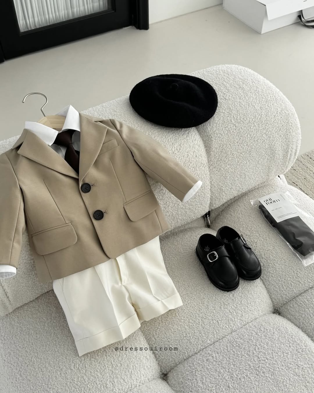 Photo by 위룸 Oui room l  돌드레스 돌드레스대여 돌잔치드레스 돌정장 돌수트 화동드레스 주니어드레스 on March 20, 2026. May be an image of baby shoes, bowtie, blazer and text.