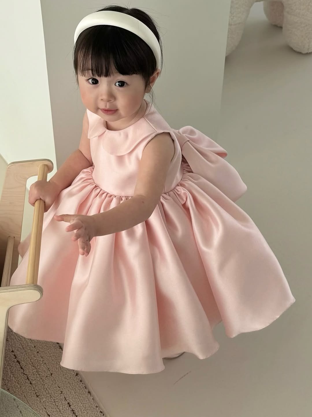 Photo by 위룸 Oui room l  돌드레스 돌드레스대여 돌잔치드레스 돌정장 돌수트 화동드레스 주니어드레스 on February 16, 2026. May be an image of baby, dress and text.