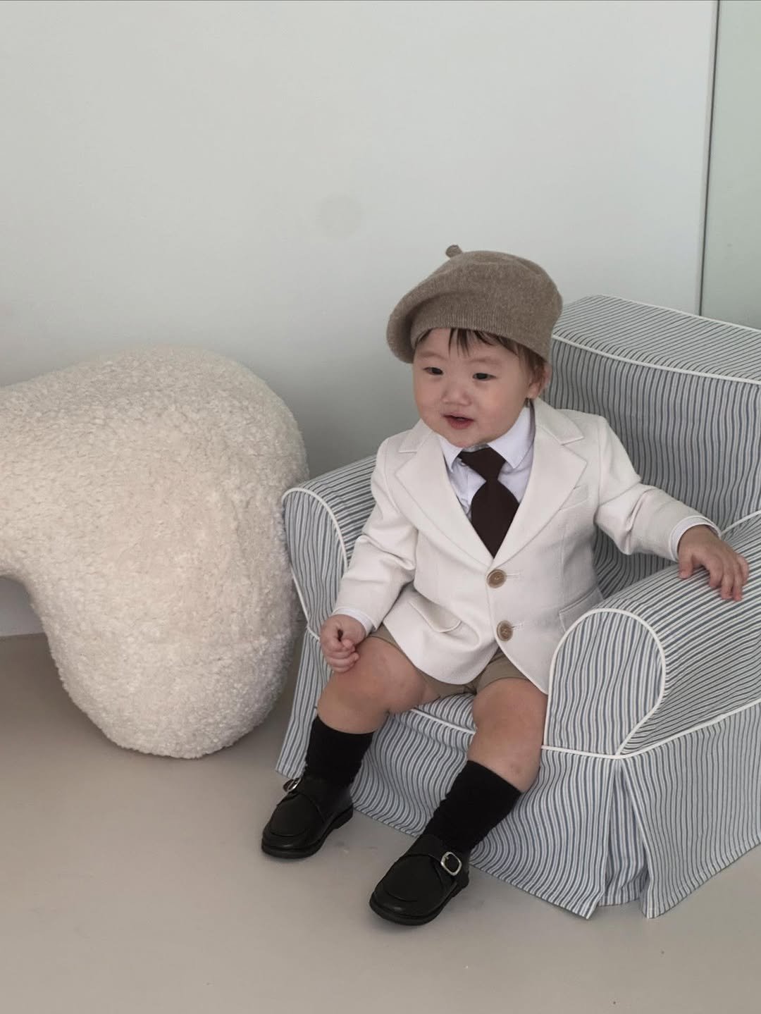 Photo by 위룸 Oui room l  돌드레스 돌드레스대여 돌잔치드레스 돌정장 돌수트 화동드레스 주니어드레스 on March 20, 2026. May be an image of baby, bowtie, baby shoes, suit, blazer and text.