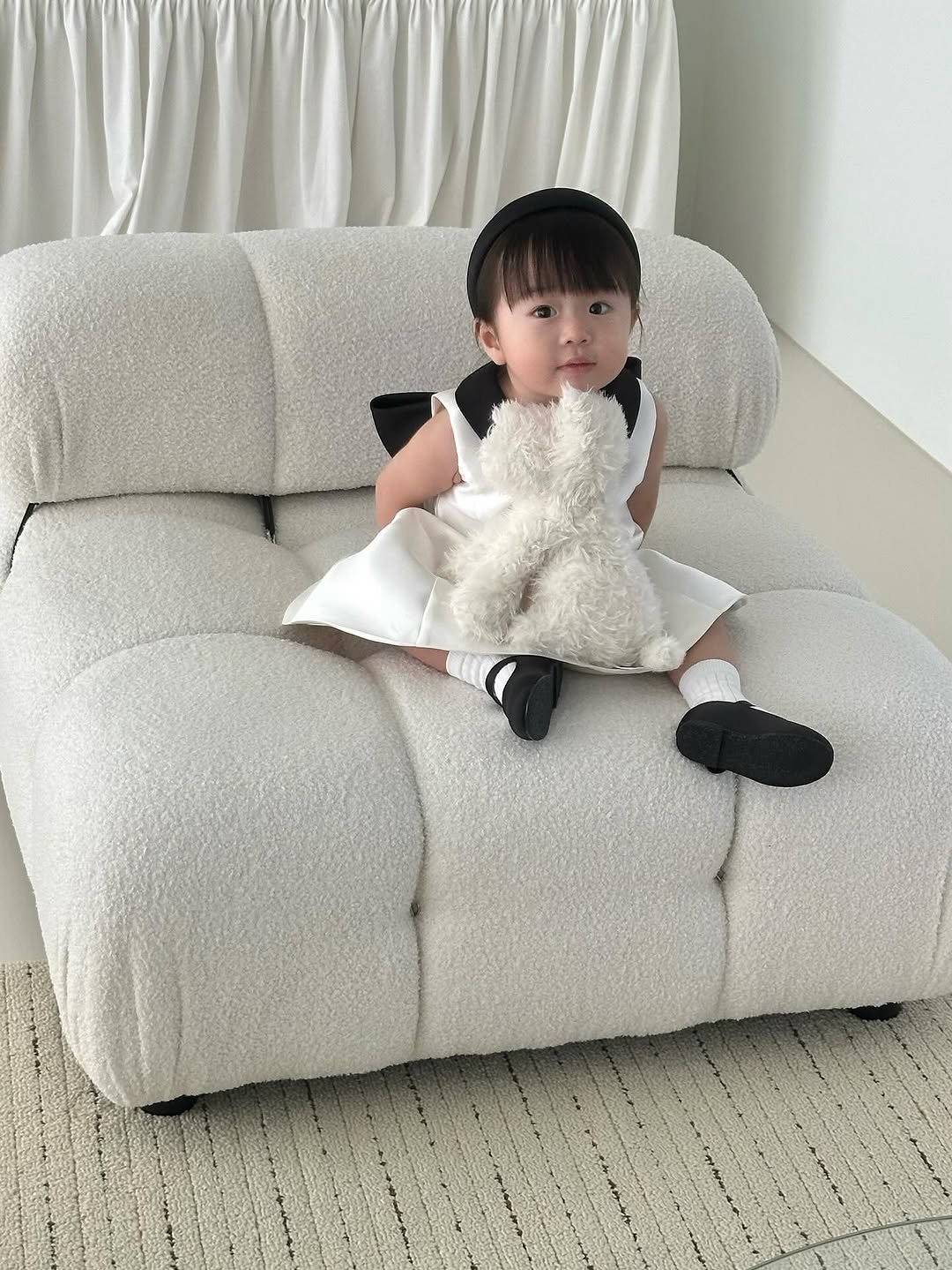 Photo by 위룸 Oui room l  돌드레스 돌드레스대여 돌잔치드레스 돌정장 주니어드레스 on November 12, 2025. May be an image of baby, carpet, beanbag chair, baby shoes and text.