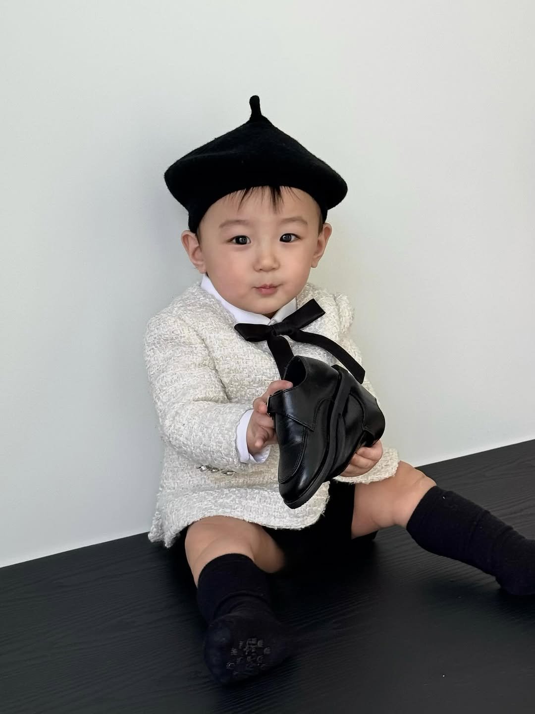 Photo by 위룸 Oui room l  돌드레스 돌드레스대여 돌잔치드레스 돌정장 돌수트 화동드레스 주니어드레스 on March 27, 2026. May be an image of baby, duffle coat, baby shoes, beret, costume, bowtie and text.