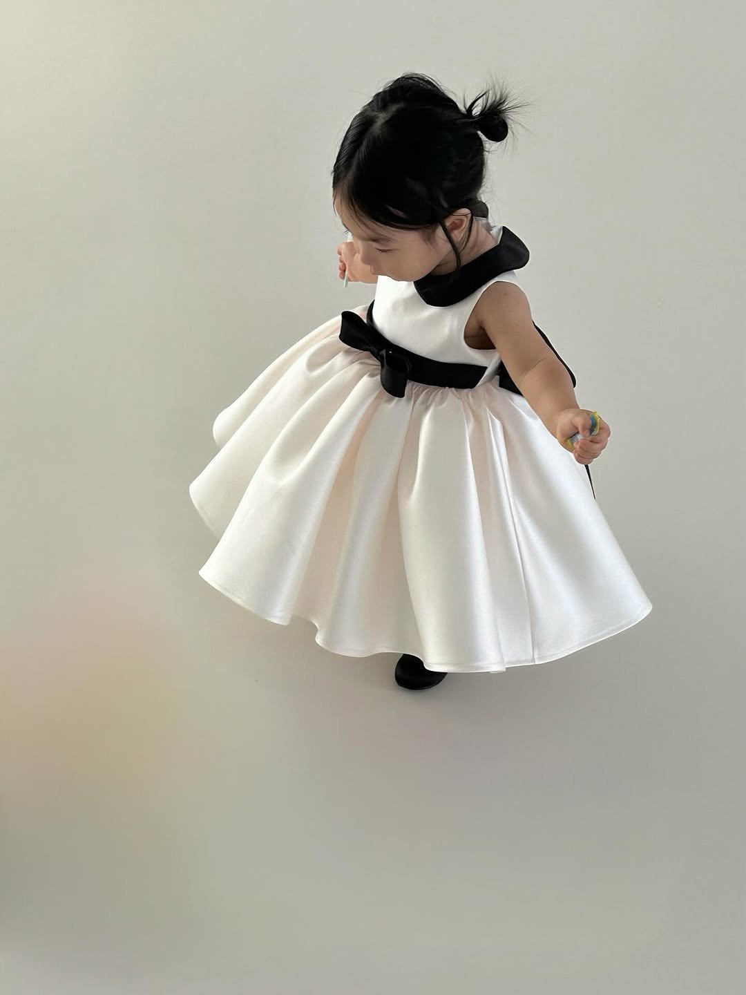 Photo by 위룸 Oui room l  돌드레스 돌드레스대여 돌잔치드레스 돌정장 주니어드레스 on November 08, 2025. May be an image of child, net, dress and text.